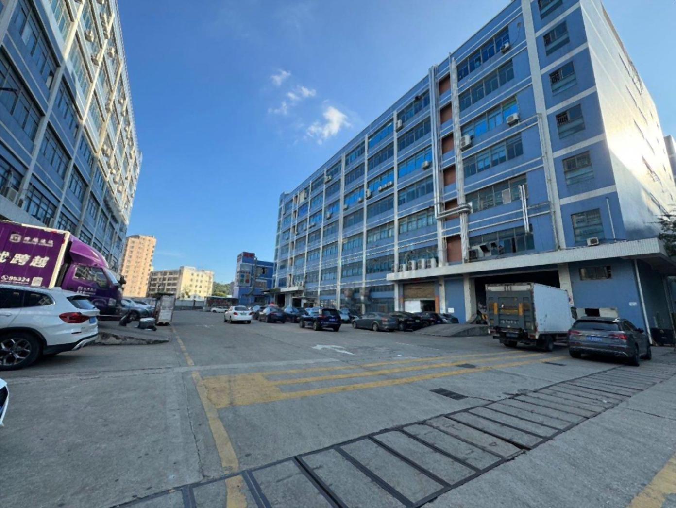 西乡固戍大门楼上整层2800平精装修办公研发厂房低 西乡固戍大门楼上整层2800平精装修办公研发厂房低