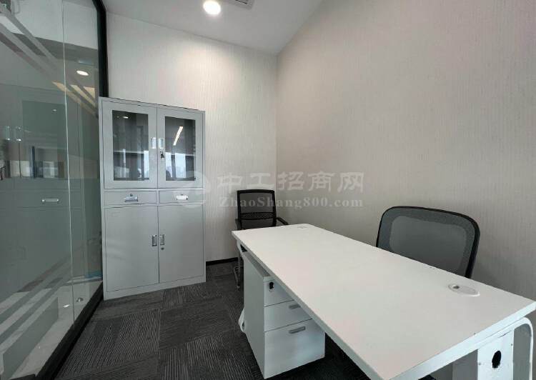 龙华地铁口长江中心甲级写字楼200平米精装修户型方正5