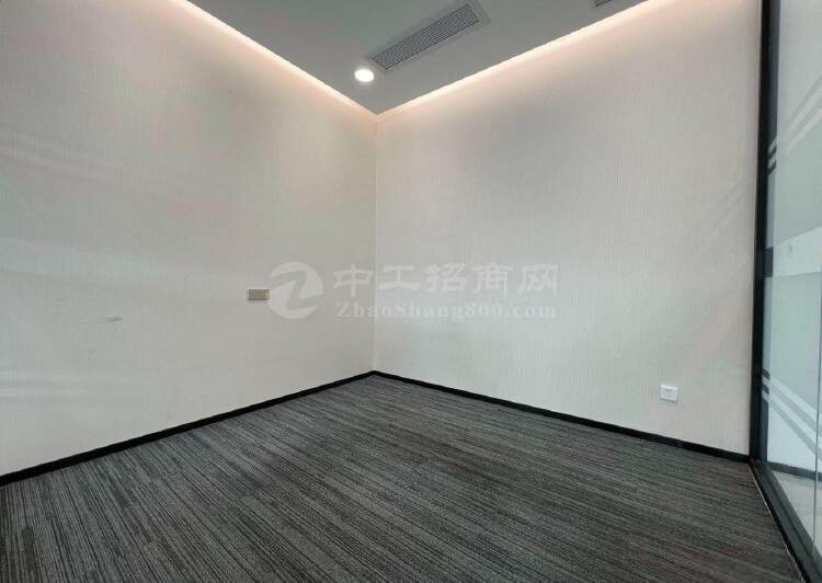 龙华地铁口长江中心甲级写字楼200平米精装修户型方正2
