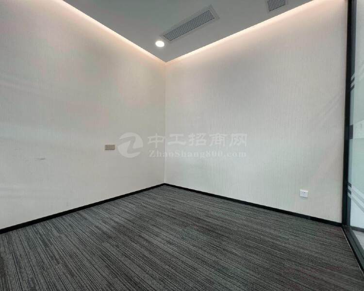 龙华地铁口长江中心甲级写字楼200平米精装修户型方正