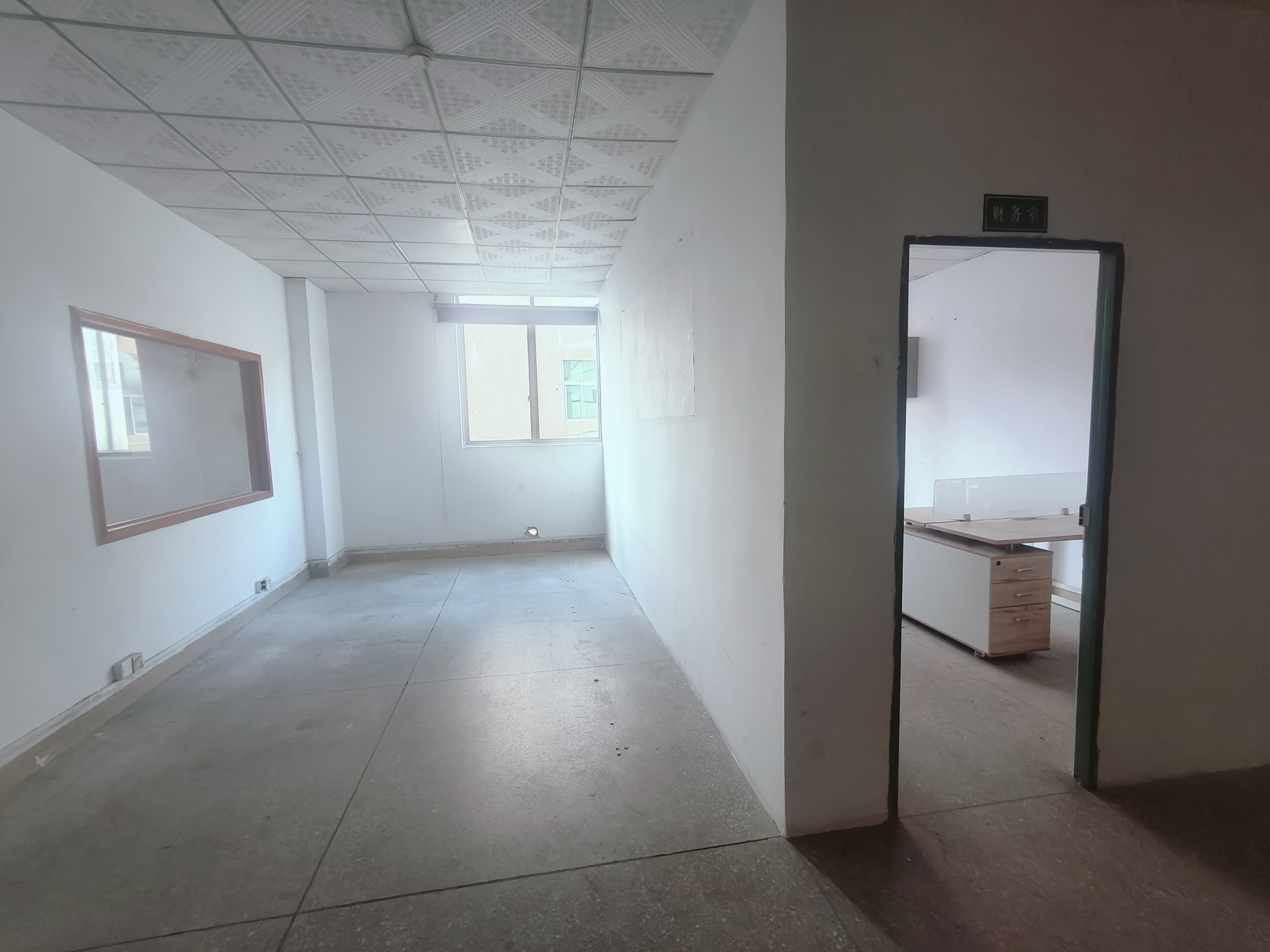 大浪带装修1500平厂房出租可分租 大浪带装修1500平厂房出租可分租